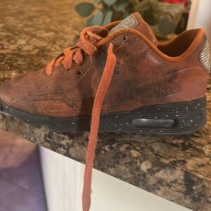Kids Nike air max gently used size 13 asking for $50 obo